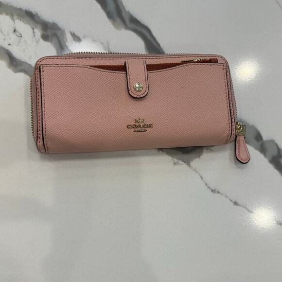Coach Colorblock
Multifunctional Wallet
F25967 Blush/Terracotta - Picture 3 of 15